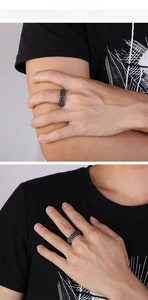Dettaglio anello da uomo in acciaio inossidabile con motivo pneumatico nero e stile punk