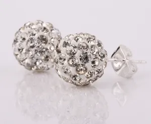 Macro di orecchini a lobo a sfera stile Shamballa da 10mm con strass chiari e brillanti.