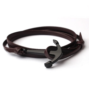 Bracciale multistrato in pelle intrecciata marrone da uomo con chiusura ad ancora nera