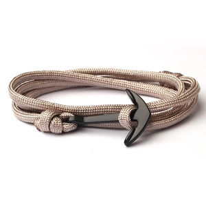 Bracciale nautico multistrato in nylon marrone con chiusura ad ancora nera su fondo bianco