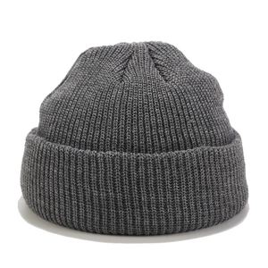 Primer plano de la textura de punto acanalado gris oscuro de un gorro tipo docker