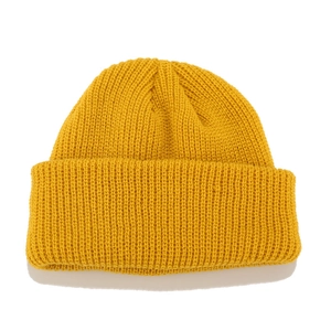 Gorro de punto amarillo mostaza clásico con dobladillo y textura acanalada vertical