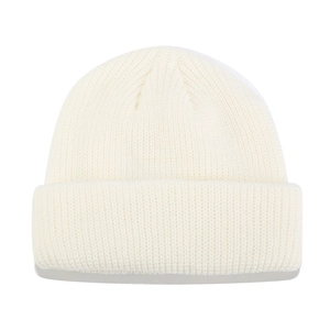 Vista detallada del gorro docker de punto blanco crema con textura acanalada de calidad