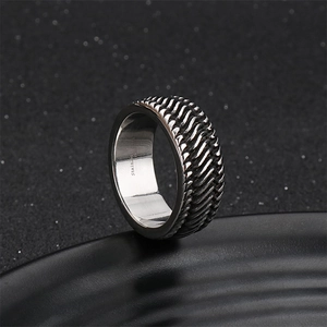 Anello da uomo in acciaio al titanio argento stile industriale con motivo a ruota