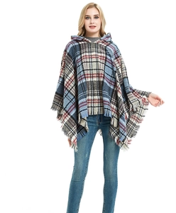 Dettaglio del poncho con cappuccio a quadri blu e rossi con eleganti frange ai bordi