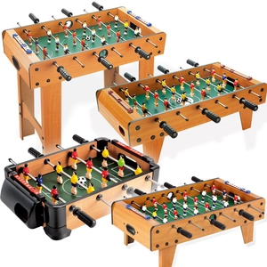 Mehrere Tischkicker-Modelle aus Holz, Tisch- und Standversionen mit manuellem Punktezähler