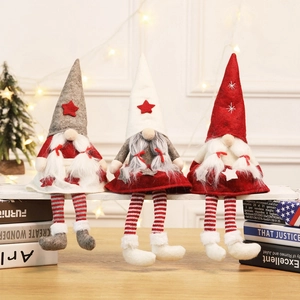 Trois gnomes de Noël gris blanc et rouge sur étagère avec fond festif chaleureux