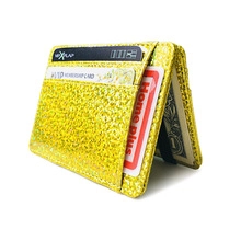 Vista dettagliata dell'interno del portafoglio glitter giallo con scomparti per carte