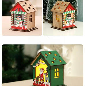 Détail d'une maison de Noël en bois avec lumières LED et motifs de bonhomme de neige