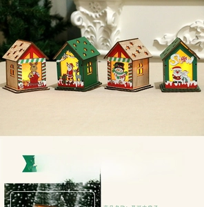 Lot de quatre maisons de Noël en bois avec lumières LED et motifs de Père Noël
