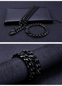 Détail d'un ensemble de collier et bracelet en maille gourmette noire à fermoir cœur