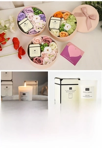 Detail of scented soy wax candle with 10h burn time and floral gift box packaging