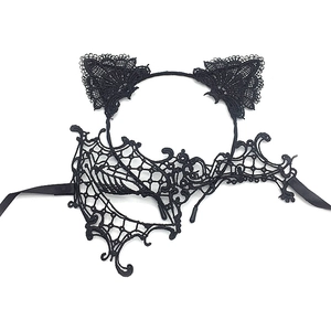 Détail d'un serre-tête oreilles de chat en dentelle noire et masque de fête