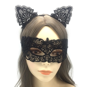 Détail d'un serre-tête oreilles de chat en dentelle noire et d'un loup sur fond blanc