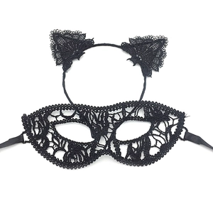 Détail d'un ensemble de serre-tête oreilles de chat en dentelle noire et masque
