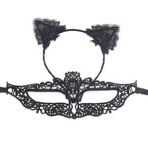 Détail de l'ensemble bandeau oreilles de chat en dentelle noire et masque de fête