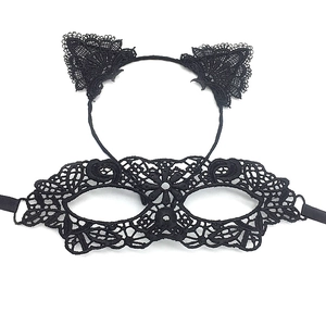 Détail de l'ensemble serre-tête oreilles de chat en dentelle noire et masque de bal