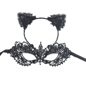 Détail d'un serre-tête oreilles de chat en dentelle noire et d'un masque assorti