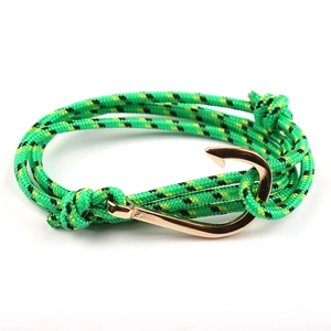 Dettaglio del bracciale nautico in paracord verde con chiusura a amo oro rosa