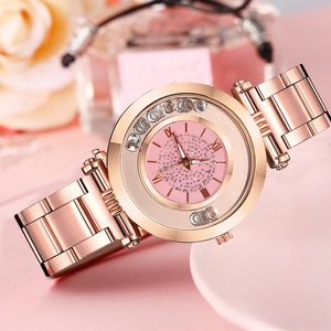 Gros plan du cadran rose pailleté avec chiffres romains et bracelet en acier or rose