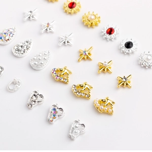 Mélange de breloques à ongles en alliage doré et argenté avec perles et strass coeur et étoile