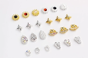 Détails des bijoux d'ongles en alliage avec motifs de cœurs étoiles et perles