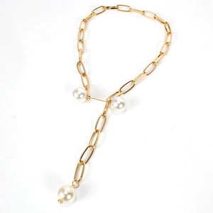 Detailed view of golden Y-shaped link chain necklace featuring elegant white faux pearls