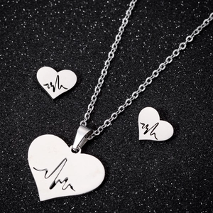 Set minimalista in acciaio inossidabile con collana e orecchini a cuore e incisione ECG