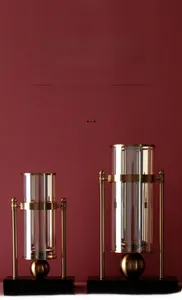 Detail von luxuriösem champagner-goldenen Metallrahmen und Glasvase für Heimdekor