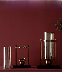 Detailansicht luxuriöser goldener Kerzenhalter aus Metall mit Glas-Windschutzhaube