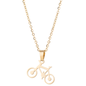 Dettaglio di una collana con ciondolo a bicicletta dorata su sfondo bianco