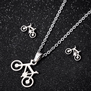 Set di gioielli in acciaio inossidabile a forma di bicicletta con collana e orecchini
