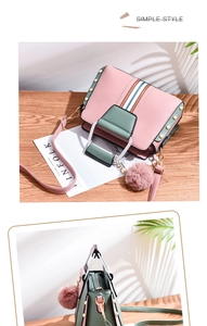 Dettaglio borsa a mano bicolore rosa e verde con tracolla a righe e charm pompon
