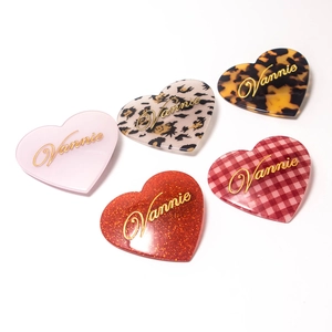 Détail de cinq supports de téléphone en forme de cœur avec motifs léopard et paillettes