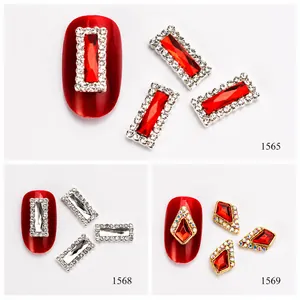 Detaillierter Nagelschmuck mit rechteckigen Kristallen und Strasssteinen auf Legierung