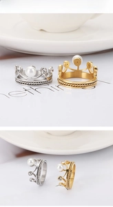 Détail d'une bague couronne élégante avec perles et zircons en finition or et argent