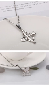 Détails macro du collier flèche de Cupidon en argent montrant les deux côtés du pendentif