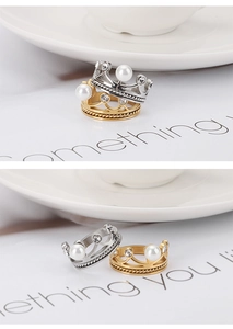 Détail de la bague couronne de perles en or et argent avec zircons étincelants
