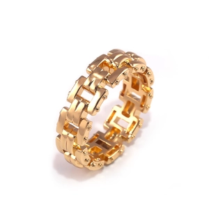 Detail eines roségoldenen Industriekette-Rings mit polierten Gliedern und Stiften