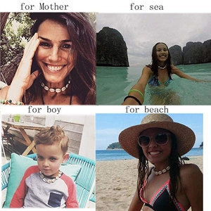 Collana di conchiglie fatta a mano indossata da donne e bambini in varie scene di mare