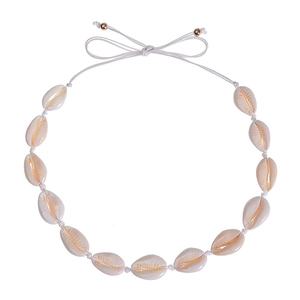 Dettaglio della collana girocollo con conchiglie naturali stile Hawaii fatta a mano