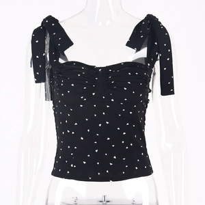 Detail eines schwarzen geblümten Camisole mit Herzprint und gerafftem Brustdesign zum Binden
