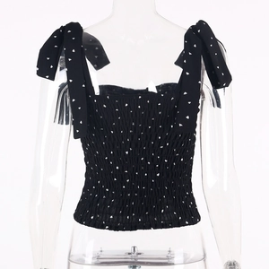 Detail des schwarzen Crop-Tops mit Herz-Print, elastischem Smok und Schleifenträgern