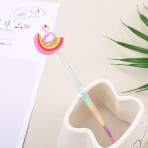 Stylo gel flamant arc-en-ciel avec corps transparent dans un pot à crayons blanc