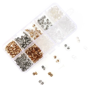 Set assortito di retro orecchini e tappi fai da te in scatola di plastica trasparente.