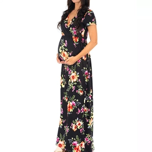 Floral print maternity maxi dress with V-neck and short sleeves in black floral pattern