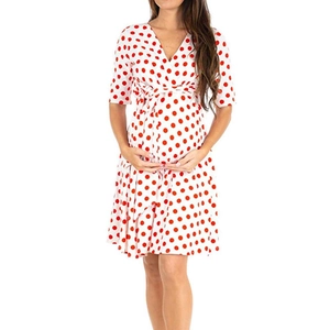 Vestido premamá blanco con lunares rojos, manga corta, cuello en V y lazo de cintura