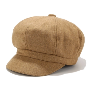 Casquette gavroche classique caramel pour hommes en tissu de laine épais sur fond blanc
