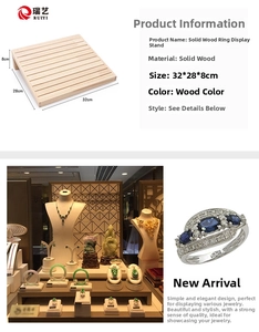 Makro-Detail des Ringständers aus Naturholz mit Maßen und Schmuck-Tablett-Anordnung