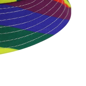 Cappello a secchiello reversibile a righe arcobaleno con doppie cuciture resistenti
